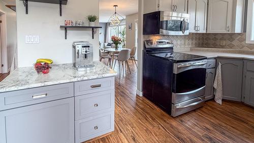1021 15Th Avenue, Cranbrook, BC - Indoor Photo Showing Kitchen