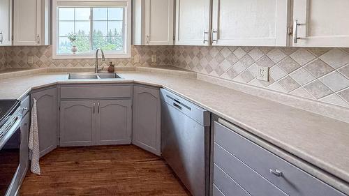 1021 15Th Avenue, Cranbrook, BC - Indoor Photo Showing Kitchen With Double Sink