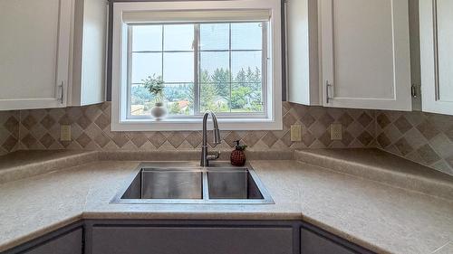 1021 15Th Avenue, Cranbrook, BC - Indoor Photo Showing Kitchen With Double Sink