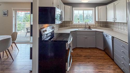 1021 15Th Avenue, Cranbrook, BC - Indoor Photo Showing Kitchen With Double Sink