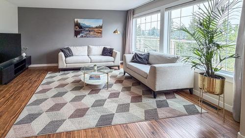 1021 15Th Avenue, Cranbrook, BC - Indoor Photo Showing Living Room