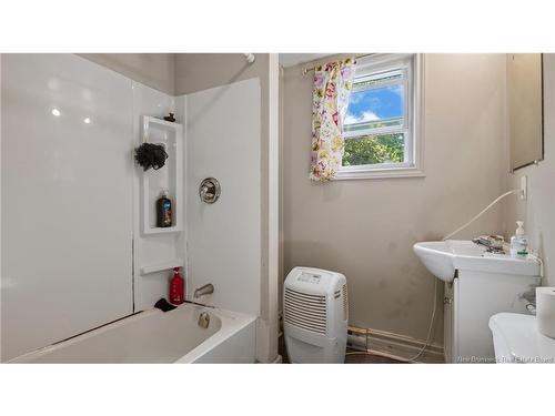 42 Railway, Moncton, NB - Indoor Photo Showing Bathroom