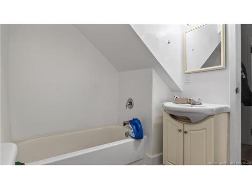 42 Railway, Moncton, NB - Indoor Photo Showing Bathroom