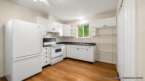 #18-1535 Dingwall Rd, Courtenay, BC - Indoor Photo Showing Kitchen