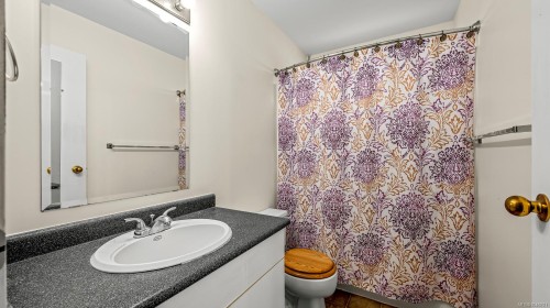 #18-1535 Dingwall Rd, Courtenay, BC - Indoor Photo Showing Bathroom