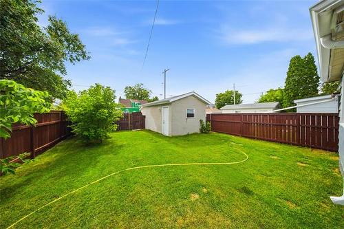 604 Union Ave, Winnipeg, MB - Outdoor With Backyard