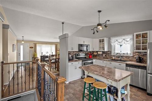 159 Trudell Bay, Winnipeg, MB - Indoor Photo Showing Kitchen