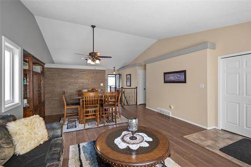 159 Trudell Bay, Winnipeg, MB - Indoor Photo Showing Living Room