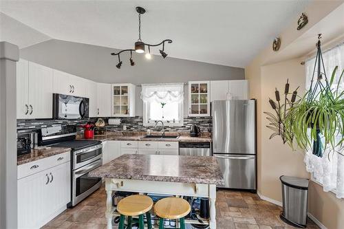 159 Trudell Bay, Winnipeg, MB - Indoor Photo Showing Kitchen With Upgraded Kitchen
