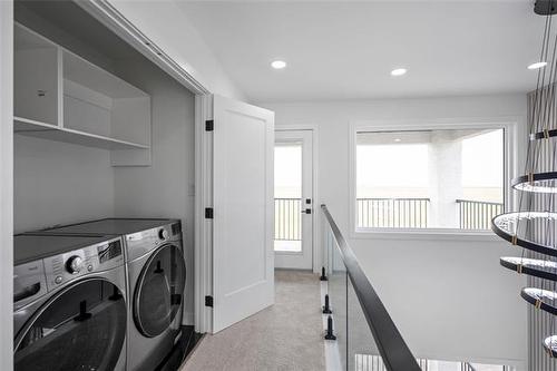 416 Dodds Rd, Headingley, MB - Indoor Photo Showing Laundry Room