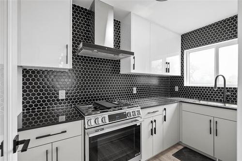 416 Dodds Rd, Headingley, MB - Indoor Photo Showing Kitchen With Upgraded Kitchen