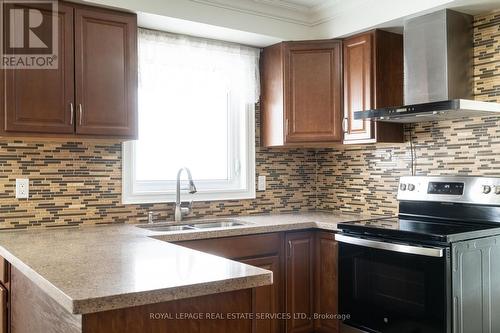 3301 Cambourne Crescent, Mississauga, ON - Indoor Photo Showing Kitchen With Double Sink