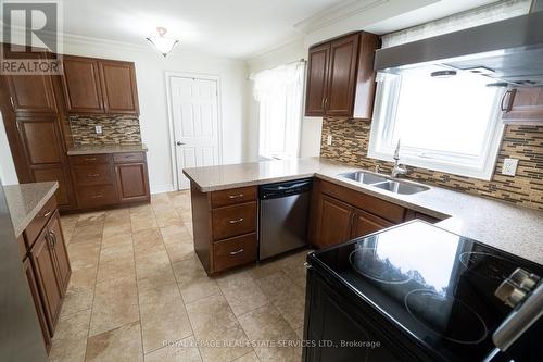 3301 Cambourne Crescent, Mississauga, ON - Indoor Photo Showing Kitchen With Double Sink