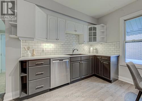 227 East 23Rd Street, Hamilton, ON - Indoor Photo Showing Kitchen