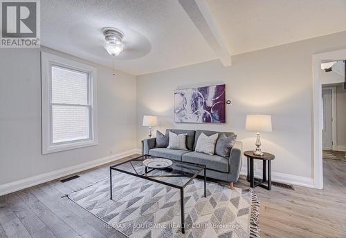 227 East 23Rd Street, Hamilton, ON - Indoor Photo Showing Living Room