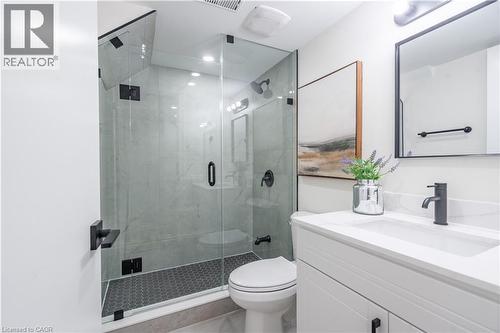 23 Tyrone Drive, Hamilton, ON - Indoor Photo Showing Bathroom