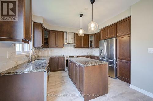 396 Thomas Phillips Drive, Aurora, ON - Indoor Photo Showing Kitchen With Upgraded Kitchen