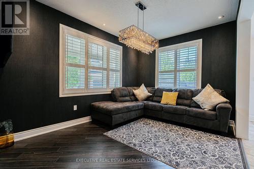 2 Nectarlane Avenue, Caledon, ON - Indoor Photo Showing Living Room