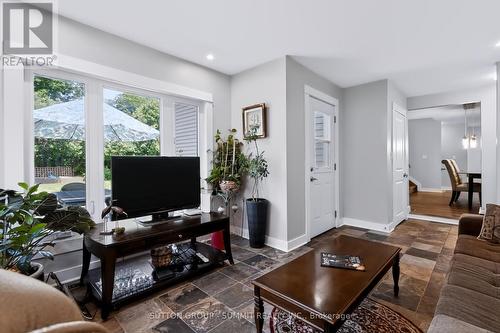 659 Cherrywood Drive, Burlington, ON - Indoor Photo Showing Living Room