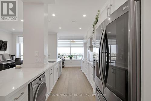 Ph12 - 88 Grandview Way, Toronto, ON - Indoor Photo Showing Kitchen