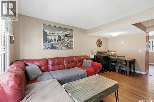 A & B 414 Gardiner Place, Saskatoon, SK - Indoor Photo Showing Living Room