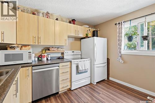 A & B 414 Gardiner Place, Saskatoon, SK - Indoor Photo Showing Kitchen