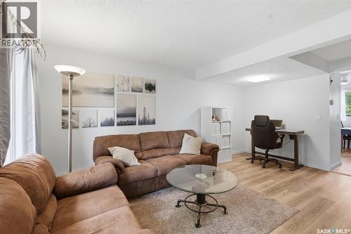 A & B 414 Gardiner Place, Saskatoon, SK - Indoor Photo Showing Living Room