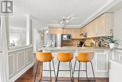 52 Wells Crescent, Whitby, ON - Indoor Photo Showing Kitchen With Upgraded Kitchen