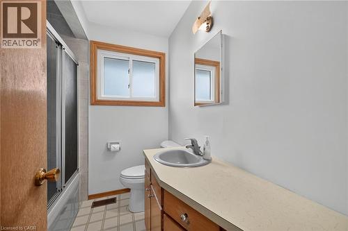 4 piece bathroom - 70 Bishopsgate Avenue, Hamilton, ON - Indoor Photo Showing Bathroom