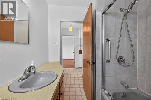 4 piece bathroom - 70 Bishopsgate Avenue, Hamilton, ON - Indoor Photo Showing Bathroom
