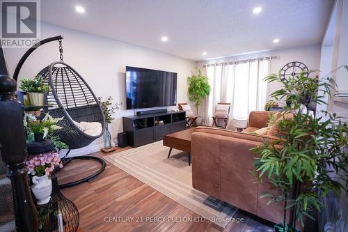 333 Rosette Drive, Waterloo, ON - Indoor Photo Showing Living Room