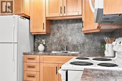 1605 Central Avenue, Saskatoon, SK - Indoor Photo Showing Kitchen With Double Sink
