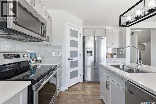 812 1St Avenue N, Warman, SK - Indoor Photo Showing Kitchen With Double Sink With Upgraded Kitchen
