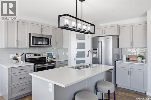 812 1St Avenue N, Warman, SK - Indoor Photo Showing Kitchen With Double Sink With Upgraded Kitchen