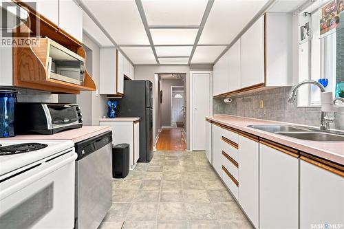 3208 Victoria Avenue, Regina, SK - Indoor Photo Showing Kitchen With Double Sink