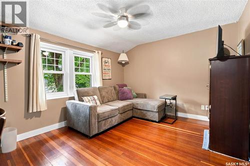 3208 Victoria Avenue, Regina, SK - Indoor Photo Showing Living Room