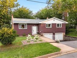 15 Cranston Ave,  Dartmouth, NS B2Y 3G1