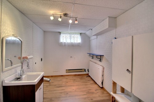 Laundry - 575 Rue Perreault E., Rouyn-Noranda, QC - Indoor