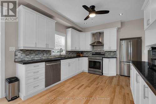 43 Vanderpost Crescent, Essa, ON - Indoor Photo Showing Kitchen With Upgraded Kitchen