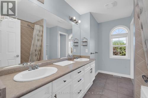43 Vanderpost Crescent, Essa, ON - Indoor Photo Showing Bathroom