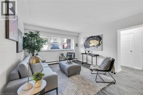 9 Grant Boulevard Unit# 107, Dundas, ON - Indoor Photo Showing Living Room