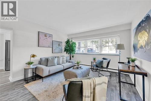 9 Grant Boulevard Unit# 107, Dundas, ON - Indoor Photo Showing Living Room