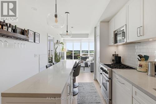 606 - 25 Malcolm Road, Toronto, ON - Indoor Photo Showing Kitchen With Upgraded Kitchen