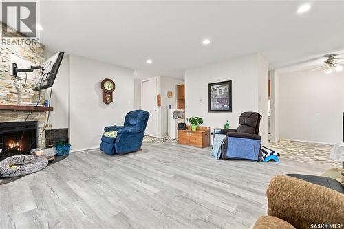 216 425 115Th Street E, Saskatoon, SK - Indoor Photo Showing Living Room With Fireplace