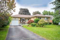 407 GLENCASTLE AVENUE Oshawa (Northglen), ON L1J 3K7