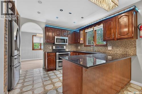 2054 Braun Bay, Regina, SK - Indoor Photo Showing Kitchen