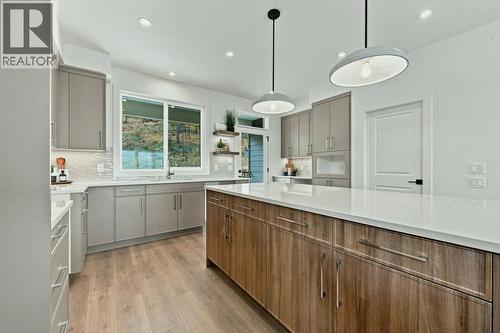 2071 Cortina Drive, Kelowna, BC - Indoor Photo Showing Kitchen With Upgraded Kitchen