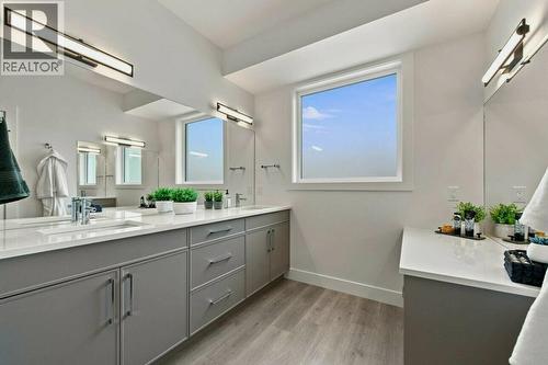 2071 Cortina Drive, Kelowna, BC - Indoor Photo Showing Bathroom