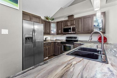 3 Jadyn Lane, Brandon, MB - Indoor Photo Showing Kitchen With Double Sink With Upgraded Kitchen