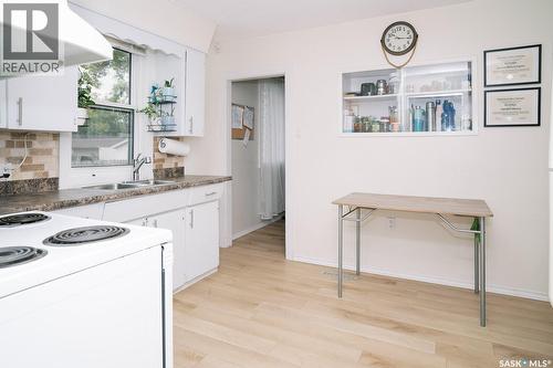 1421 H Avenue N, Saskatoon, SK - Indoor Photo Showing Kitchen